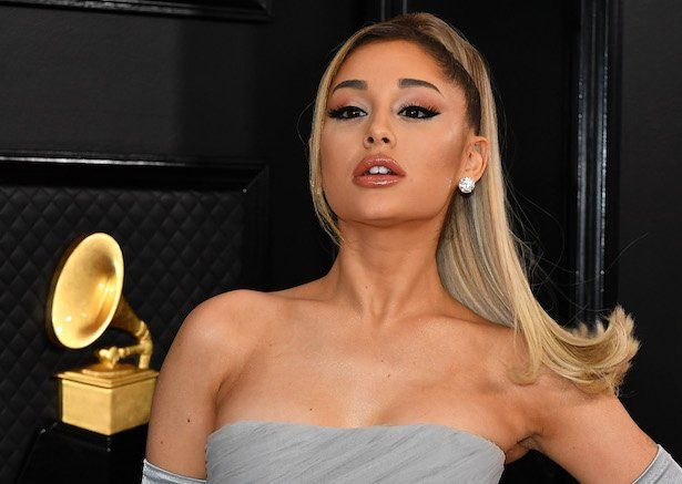 Ariana Grande i grå kjole på svart bakgrunn på Grammys