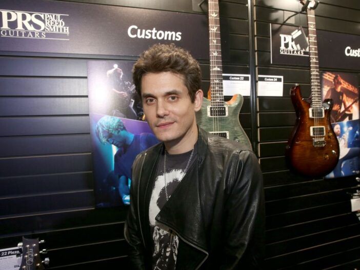 John Mayer trägt ein T-Shirt und eine Lederjacke auf der NAMM Whow 2017