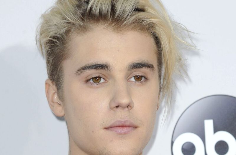 Justin Bieber con cabello rubio alborotado en 2015