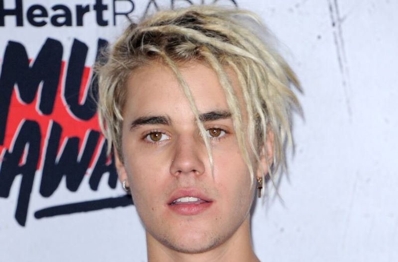 Justin Bieber con cabello rubio con rastas en los iHeartRadio Music Awards 2016