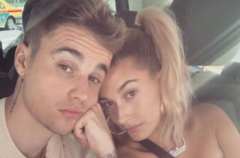 Justin Bieber y Hailey Baldwin tomándose una selfie en auto en 2019