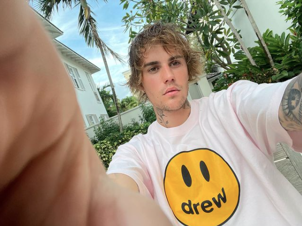 Justin Bieber con una camiseta de Drew House y el pelo mojado y desgreñado
