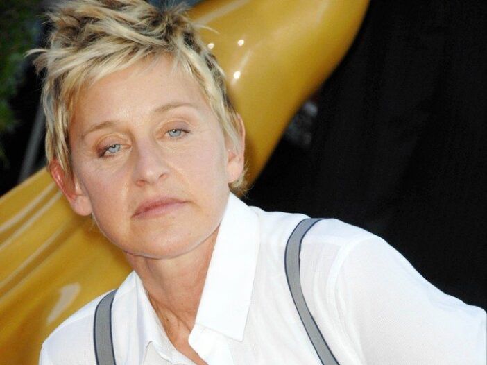 Ellen DeGeneres klädd i en vit skjorta med grå hängslen vid 2009 Daytime Emmy Awards