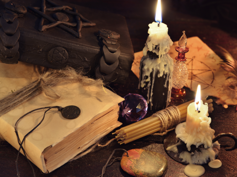 Magiske bøker med vokssmeltede lys, medaljonger og krystallkule. Halloween stilleben, spådomsseanse eller svart magisk ritual med mystiske okkulte og esoteriske symboler