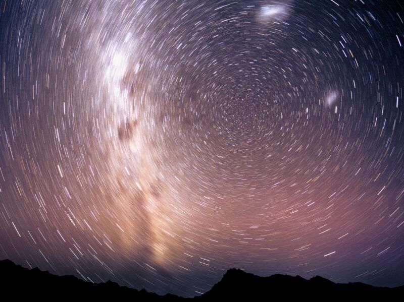Et timelapse-bilde av nattehimmelen
