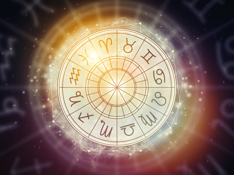 Astrologisk sirkel med stjernetegnene på bakgrunn av stjernehimmelen