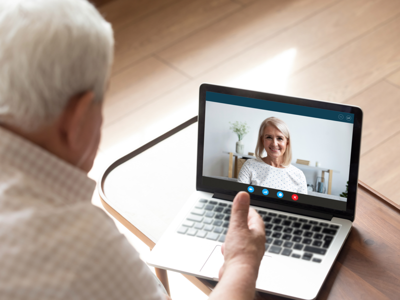 स्क्रीन व्यू खुश मध्यम आयु वर्ग की महिला बड़े पिता पति के साथ बातचीत कर रही है, कंप्यूटर वीडियो कॉल के माध्यम से ऑनलाइन सुखद बातचीत का आनंद ले रही है, ई-डेटिंग दूर संचार अवधारणा।