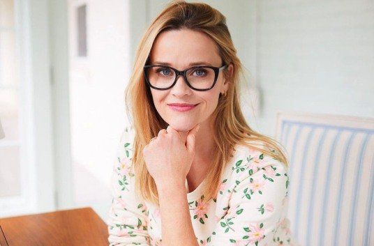 Reese Witherspoon har på seg kleslinjen Draper James.